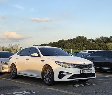 Kia к5 (рестайлинг), белый седан бизнес-класса. Посуточно автомобили — 2