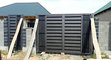 south gate: Распашные ворота темного цвета с горизонтальными ламелями — 10