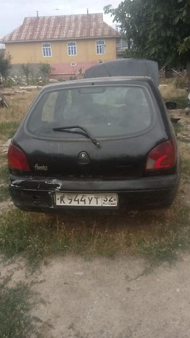 pasat b5: Ford Fiesta, хэтчбек 5‑дверный, черный цвет, номер К944УТ 32 RUS — 3