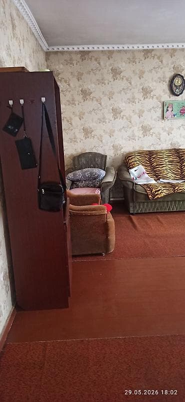 с отдельным входом: Дом с участком и отдельным въездом через высокие металлические ворота — 7