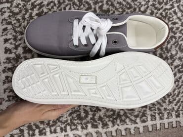 срочно продаю в связи с переездом: Серые кеды с шнуровкой - Верх: плотный текстиль серого цвета - — 2