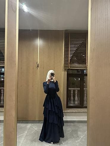 Элегантное темно‑синее платье с воланами. Смотрится очень красиво и at lalafo.kg Элегантное темно‑синее платье с воланами. Смотрится очень красиво и