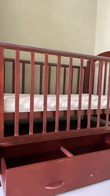 манеж игравой: Детский манеж-кровать из дерева с матрасом. Кроватка имеет реечные — 5