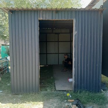 Контейнер темно-серого или синего цвета с вертикальными гофрами