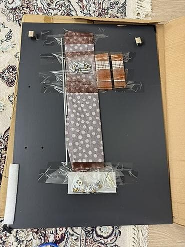 декоративные зеркала: Настенное зеркало с декоративной стеклянной панелью. Есть две полочки — 3