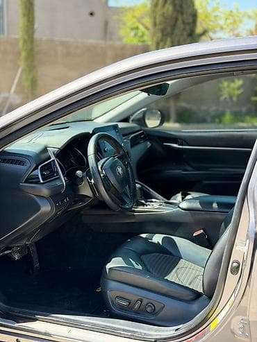 leksus is: Toyota Camry: 2023 г., Седан — 4