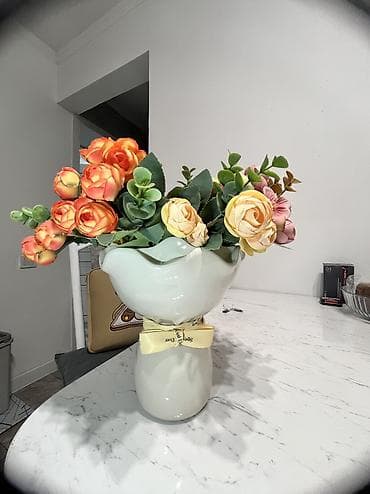 зеркало в аренду: Керамическая ваза в виде букета🫶🌷 - Высота: 20 см - Доступно в 4 — 4