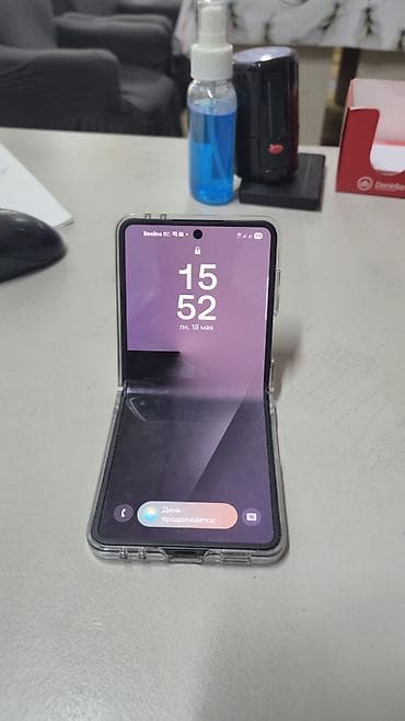 телефон для авто: Samsung Galaxy Z Flip7, Б/у, 256 ГБ, цвет - Серый, 1 SIM, eSIM — 4