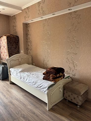 Услуги: Продается: 12 деревянных стульев ручной работы, 2 кресла, 2 кровати, 1 — 6