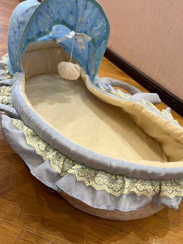 конверт для новорожденных на овчине: Продаю люльку-переноску в нежно-голубом цвете. В комплекте идут — 1