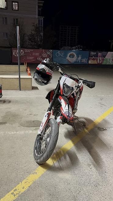 мото камера: Супермото/эндуро мотоцикл 300 см³ (визуально формат 17-дюймовых — 3