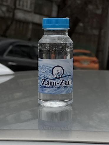 Zam-Zam — питьевая вода в мини-ботылочке с голубой крышкой. Зам Зам