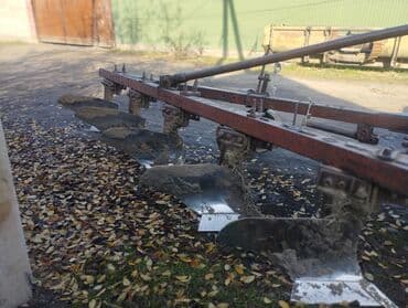 Трактор колесный с плугом Описание: - Тяжёлый полноприводный трактор