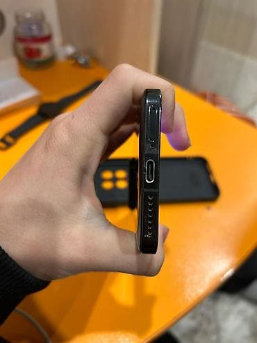 нотбук ош: Смартфон с плоскими гранями и разъёмом USB‑C. На нижнем торце: порт — 4