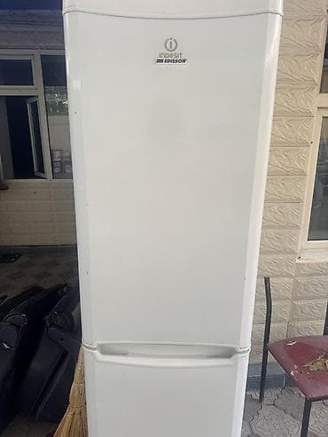 fridge: Холодильник Indesit, Б/у, Двухкамерный — 1