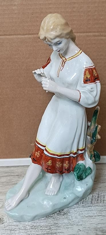 фарфоровая кукла: Фарфоровая статуэтка «Девушка с ромашкой» - Материал: фарфор — 1