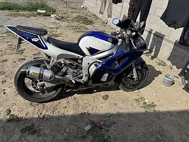 мт 09: Yamaha YZF-R6 — спортивный мотоцикл в фирменной сине‑белой расцветке — 2