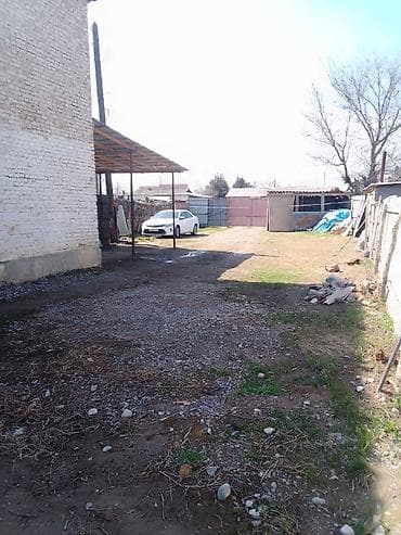 участок с шалта: 7 комнат Двухэтажный кирпичный дом с большим участком. - Материал — 8