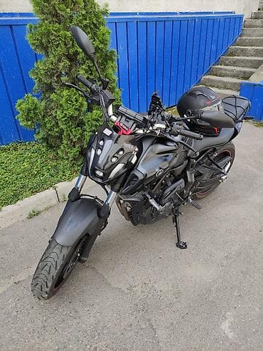 700: Yamaha MT-07, матовый черный нейкед - Двигатель: 2‑цилиндровый — 3