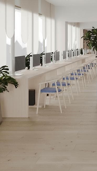 Длинный современный компьютерный стол, выполненный в светлых тонах