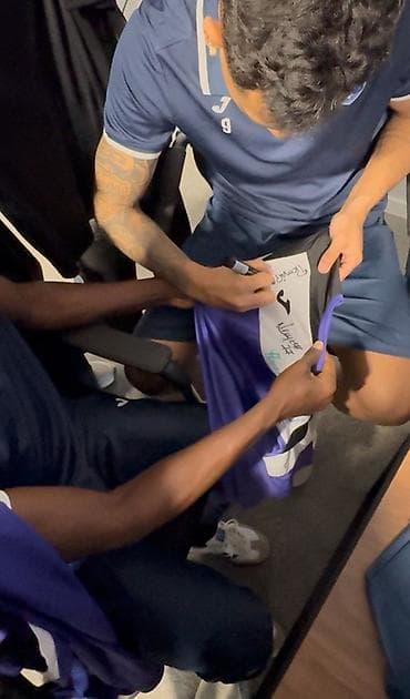 levis джинсы: Футбольная футболка Joma с автографами игроков Muras United (Manas — 6