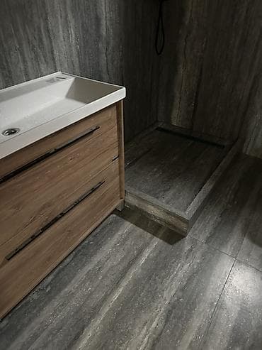 fred perry: Современный одноэтажный дом с отдельным участком и высоким забором — 8