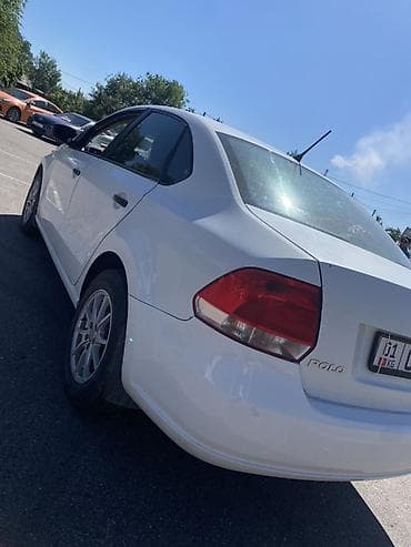 киа автомашина: Volkswagen Polo: 2014 г., 1.6 л, Механика, Бензин, Седан — 4