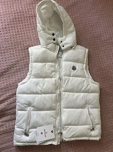 Пуховый жилет Moncler, белый Размер: M Состояние: отличное Цвет