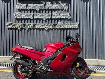 Спортивный мотоцикл Kawasaki zzr1100 в красном цвете. Основные