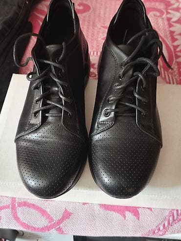 джинсы брюки женские: Женские кожаные кроссовки/полуботинки черного цвета.б/у одевалась 1 — 1