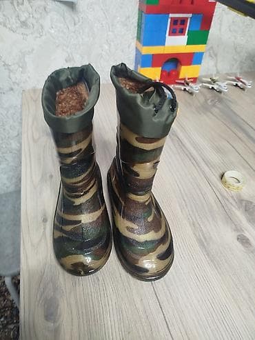 Детские утеплённые резиновые сапоги с камуфляжным принтом. -