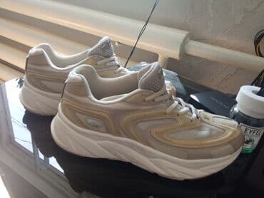 срочно продаю в связи с переездом: Кроссовки и спортивная обувь — 1