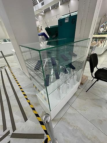 Стеклянная витрина для магазина/шоурума новая ни разу не