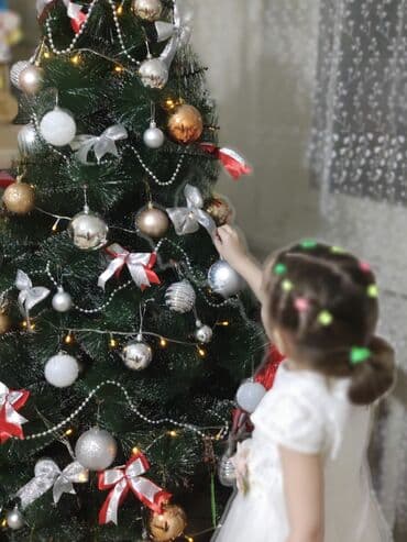 Гирлянды: Елка Искусственная с полным набором украшений. Высота: 140 см Б/У — 2