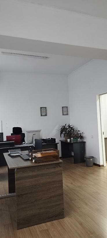 восточный квартал: Срочно сдаю офис! Район восточного автовокзала. офис по Осмонкула. НЕ — 3