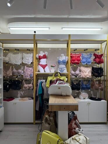 оборудование в бутик: Элегантная вешалка для одежды в золотистом цвете, идеально подходит — 1