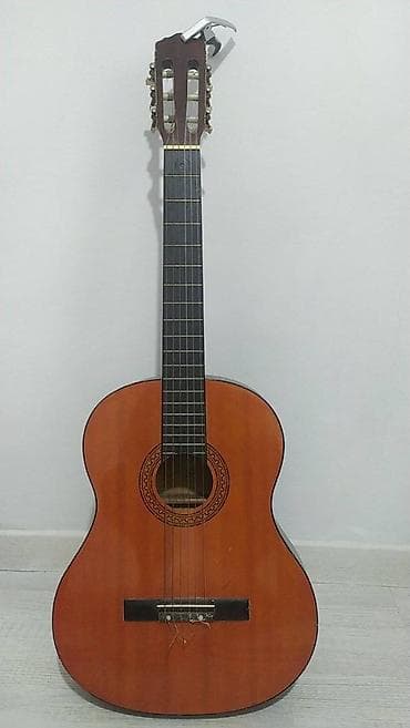 продажа гитары: Продается 2500 сом с каподастром — 1