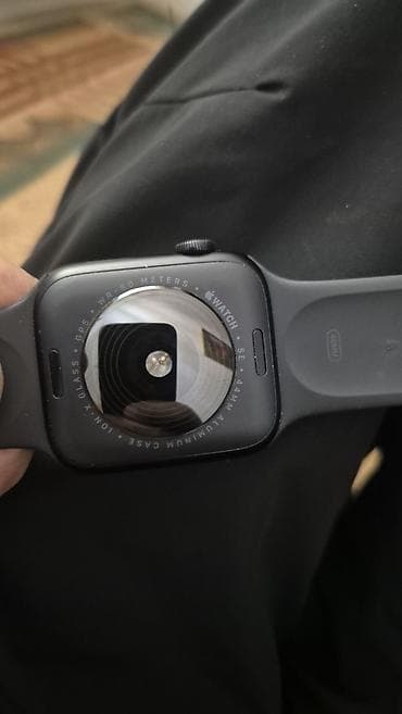 Apple Watch: Apple Watch SE (1‑го поколения), 44 мм, корпус из алюминия, цвет Space — 1