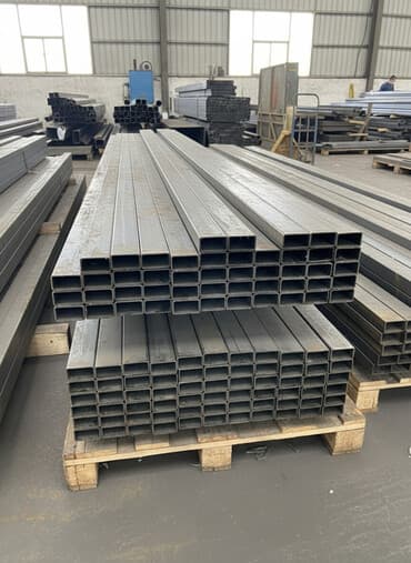 Труба профильная металлическая с прямоугольным сечением размером 50х25