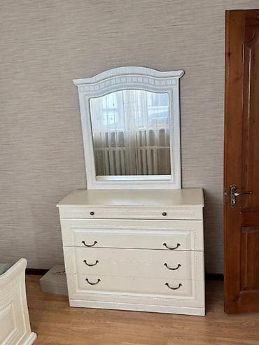 Спальные гарнитуры: Спальный гарнитур в классическом стиле, цвет айвори/молочный, с резным — 1