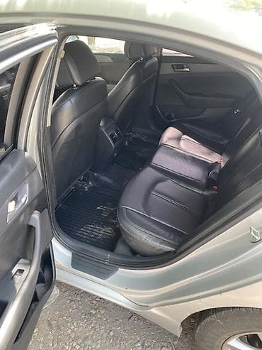 Продажа авто: Седан бизнес‑класса серебристого цвета. Кузов и экстерьер: - 4 двери — 4