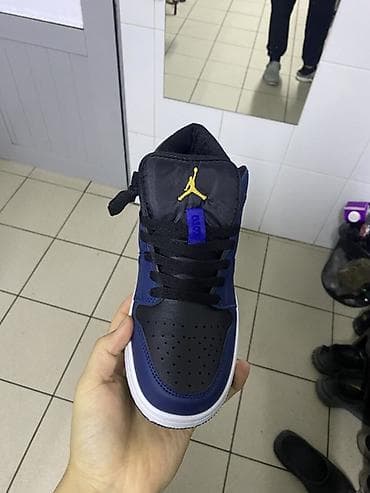 Кроссовки и спортивная обувь: Продаеться жордан1 темно синем свете — 2