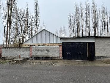 Продаётся дом с большим закрытым двором и хозяйственным участком