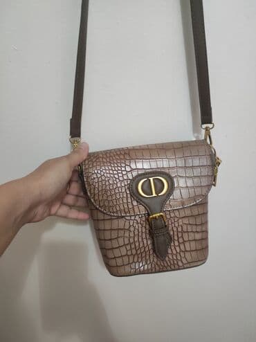 золотая цепока с бриллиантов кулоном: С продаю сумку,700 сом,отличное состояние! — 1