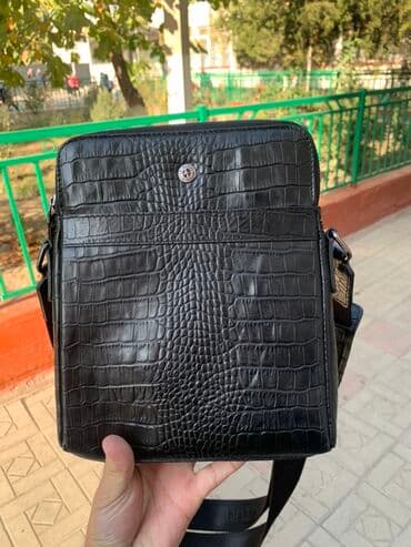 Мужская сумка через плечо из чёрной экокожи с тиснением под крокодила