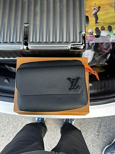 Сумка Louis Vuitton, черная, из текстурированной кожи. Компактный