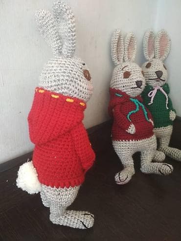 сколько стоят вязаные игрушки: Вязаные игрушки .зайчики 25-30см.ручная работа — 2