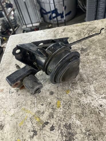 крепление для номера: Подушка мотора Toyota 2017 г., Япония — 1