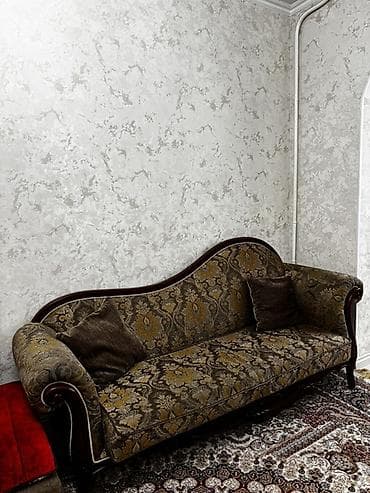 Диваны: Классический диван с изогнутой спинкой и резным деревянным каркасом — 2