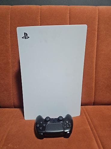 PS5 + 1 джойстик + FC25 в отличном состоянии!